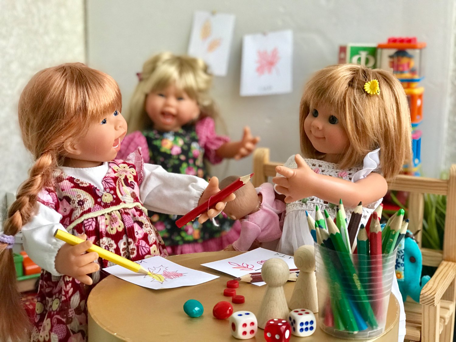 Куклы какие играют девочки. Куклы в детском саду. Куклы в садике. Для кукол детский садик. Куклы для детей в детсаду.