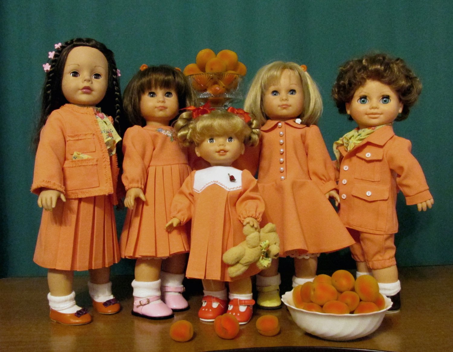 Купить хорошую куклу. Много кукол. Много советских кукол. Куклы много кукол. Несколько кукол.