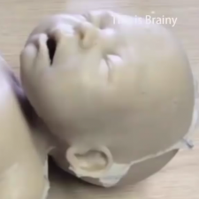 Силиконовый малыш дышит и сосет соску