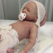 Дышащий и сосущий соску силиконовый малыш