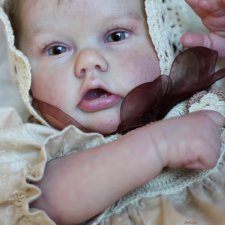 Малышка Пенни в красивом наряде