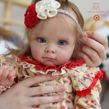 Малышка Мегги в красивом наряде