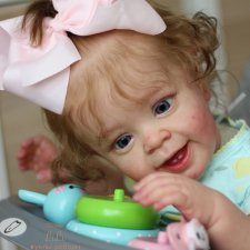 Улыбающаяся малышка из молда Янник