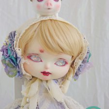 У Pink Vetch продается девочка Midori и малая королевская летающая свинья Voador