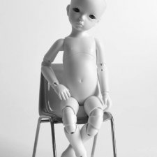 На сайте Raccoondoll появился тизер, а на фейсбуке - целый веер фотографий готовящейся к релизу куклы