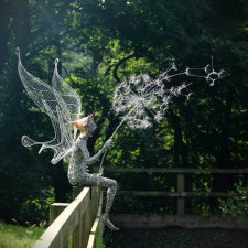 Британский скульптор Robin Wigh и его стальные феи с одуванчиками