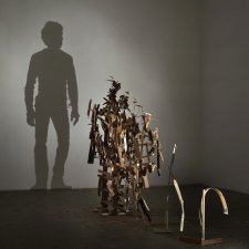 Невероятные скульптуры из груды мусора, света и тени