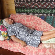 Бабушка-огородница с чyмазыми пяточками, автор Ирина Верхградская