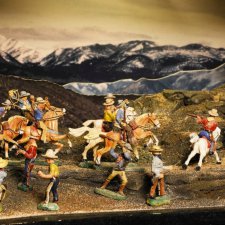 Антикварные деревянные и оловянные солдатики