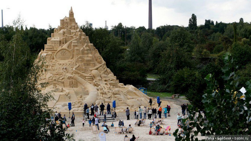 В Германии построили самый большой в мире песчаный замок — высотой с пятиэтажный дом