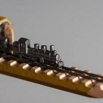 Поезд из карандашного грифеля, авторCindy Chinn