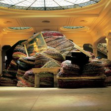 Удивительные скульптуры из старых журналов