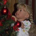 Саманта собирает елку.