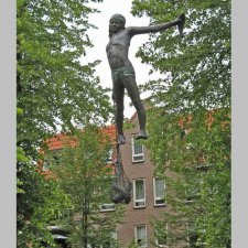 Произведения скульптуры, парящие в воздухе от Jerzy Kedziora