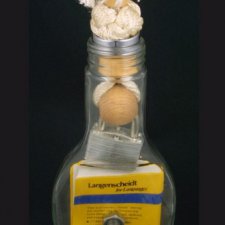 Некоторые из бутылок, которые невероятным образом наполнил Гарри Энг