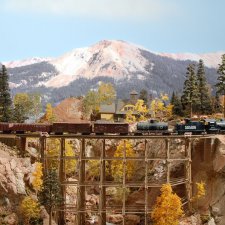 Железнодорожная диорама, горные ландшафты, железнодорожная станция в маленьком городке. Rick Huntrods