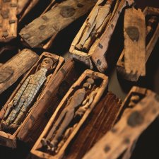 Деревянные куколки в маленьких гробиках