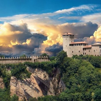 Музей кукол и игрушек - замок Рокка ди Анджера