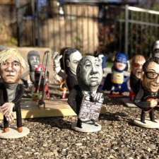 Причудливые фигурки из арахиса Steve Casino