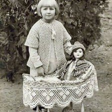 Детки с антикварными колясочками для кукол