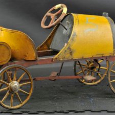 Антикварные педальные машинки