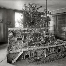 Когда под рождественской ёлкой целый мир, город или просто железнодорожная станция