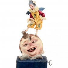 Крылатый клоун дразнит Луну жуком на верёвочке, автоматон