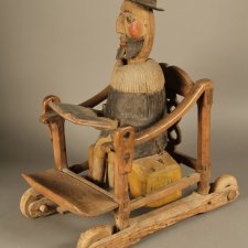 Механическая деревянная игрушка, изображающая еврея раввина в кресле с открытой книгой