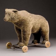 Старинные мишки на колёсиках