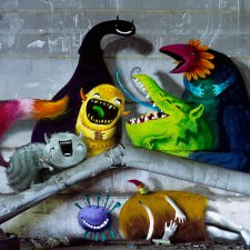 Монстры на стенах зданий