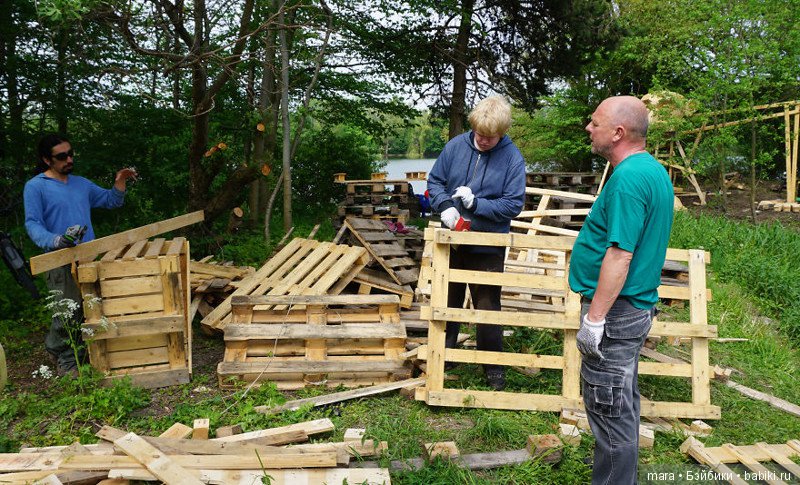 Художник прячет деревянных гигантов в парках Капенгагена