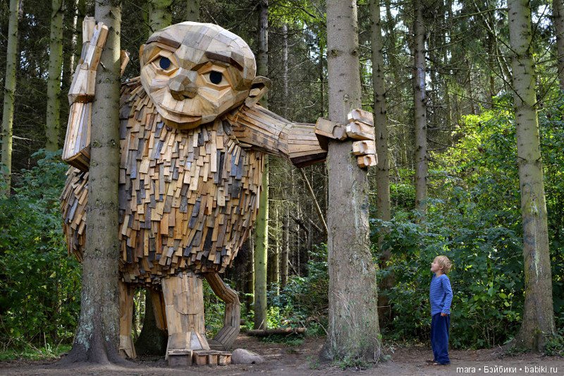 Художник прячет деревянных гигантов в парках Капенгагена