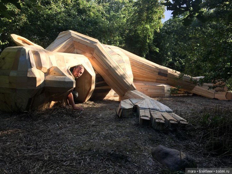 Художник прячет деревянных гигантов в парках Капенгагена