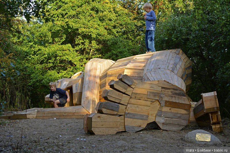 Художник прячет деревянных гигантов в парках Капенгагена