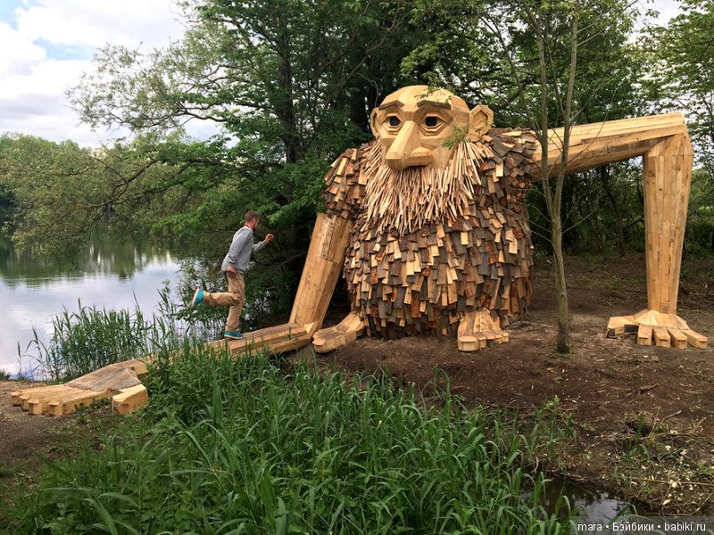 Художник прячет деревянных гигантов в парках Капенгагена