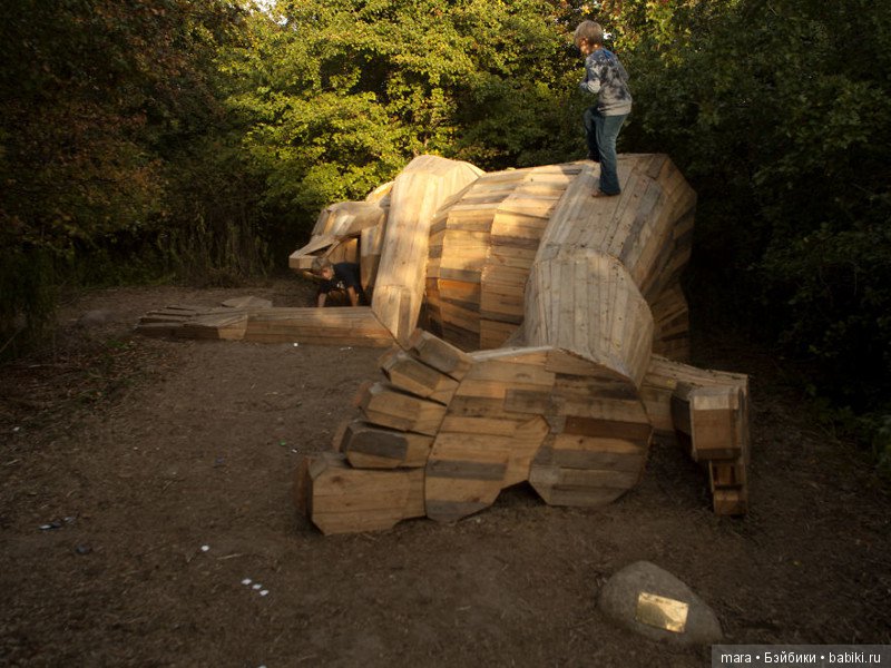 Художник прячет деревянных гигантов в парках Капенгагена
