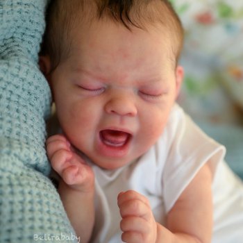 Малышка Aoi от Belirababy: сладкая зевота, которая покоряет сердца