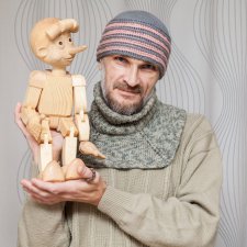 Станислав Дерябин и его мультяшные фигурки, куклы из дерева
