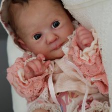 Theo скульптора Jessica Schenk, автор прототипа Beatriz Clemente