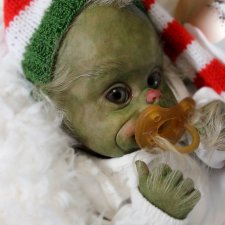 OOAK baby Grinch от скульптора Joanna Kazmierczak