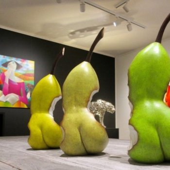 Груша из бронзы от Доминика Райу