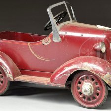 Антикварные педальные машинки