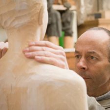 Юность, запечатленная в гиперреалистичных скульптурах из дерева