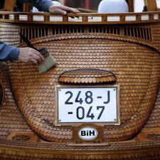 Пенсионер за два года превратил свой Фольксваген Жук в произведение искусства из дерева