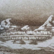 Развозчик цветов использует вместо красок и холста грязь на капоте своего грузовика