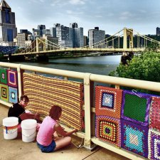 Вязанные украшения для моста имени Энди Уорхолла