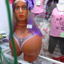 18 манекенов, благодаря которым поход в магазин может стать весёлым и немного пугающим