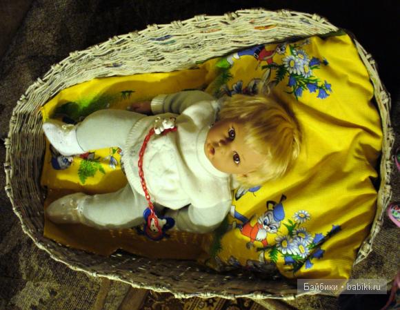 Плетеная корзина для кукол из газет (фото 8)