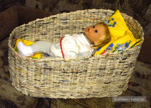 Плетеная корзина для кукол из газет (фото 7)