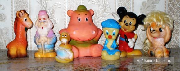 Игрушки выстроились в ряд, чтоб порадовать девчат